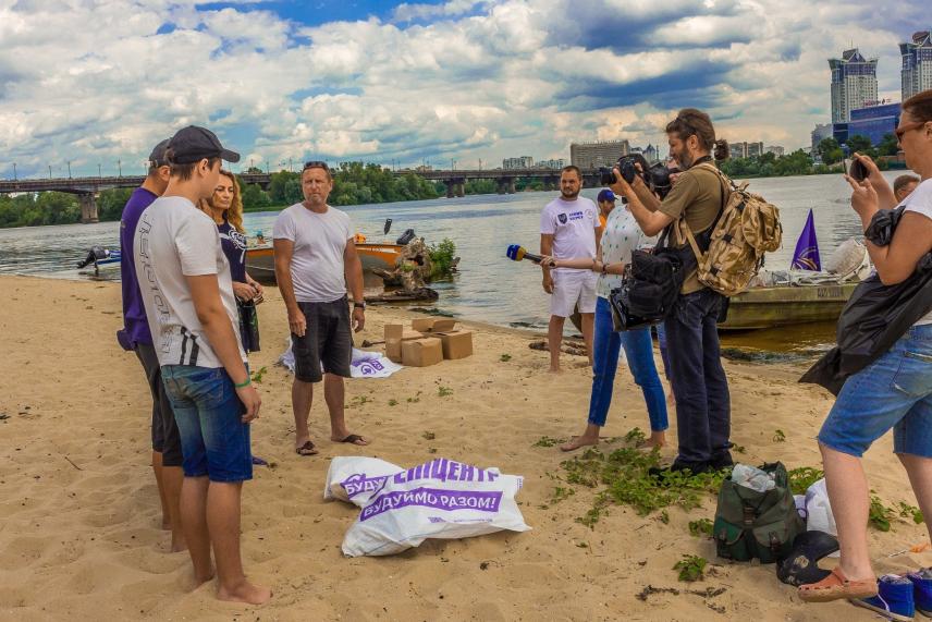 Фото 3 до новини 3 липня 2017 року. Акція прибирання Дніпровських островів, приурочена до Дня Дніпра.