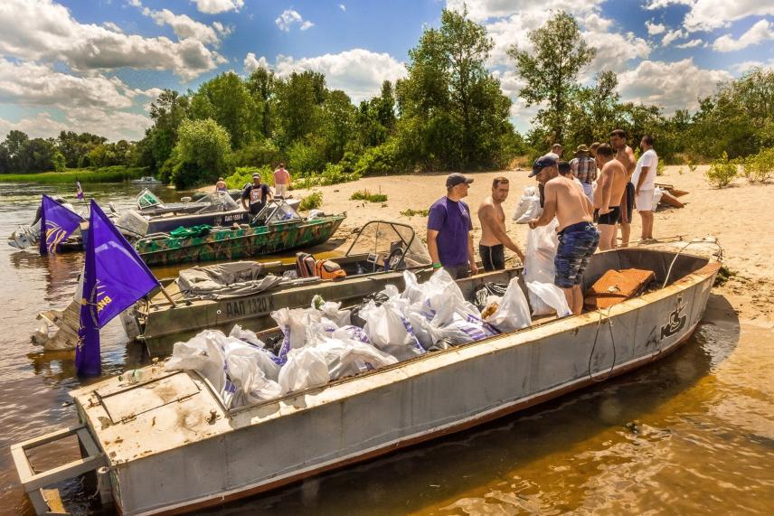 Фото 5 до новини 3 липня 2017 року. Акція прибирання Дніпровських островів, приурочена до Дня Дніпра.
