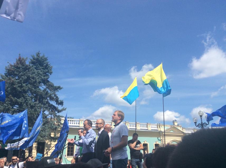 Фото 1 до новини 22 червня 2017 року. Площа Конституції. Вимагаємо прийняття нового Закону про вибори.
