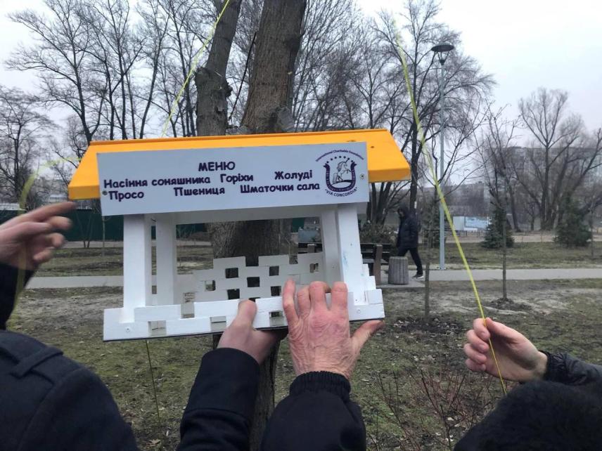 Фото 6 до новини Встановлення годівничок в парках та місцях відпочинку