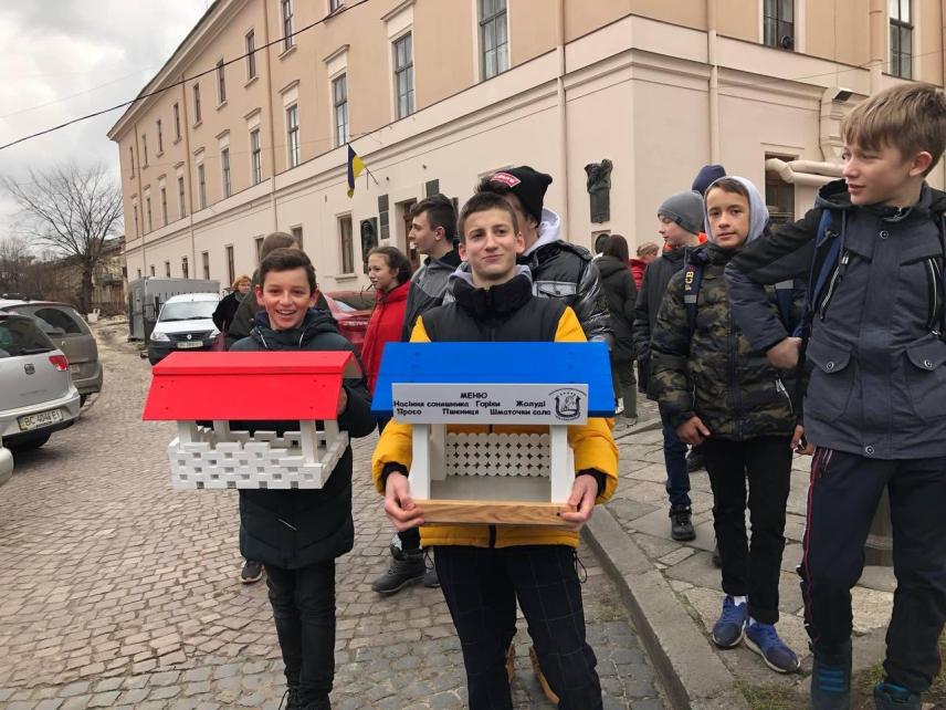 Фото 8 до новини Встановлення годівничок в парках та місцях відпочинку