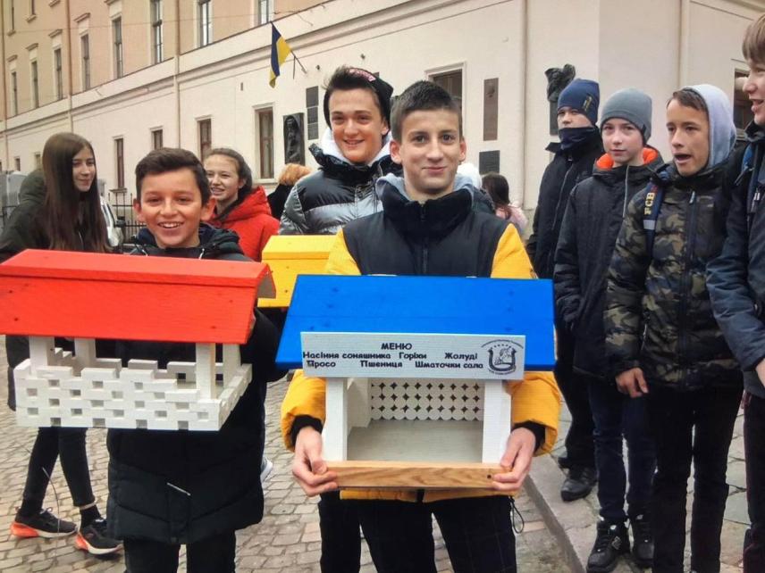 Фото 12 до новини Встановлення годівничок в парках та місцях відпочинку