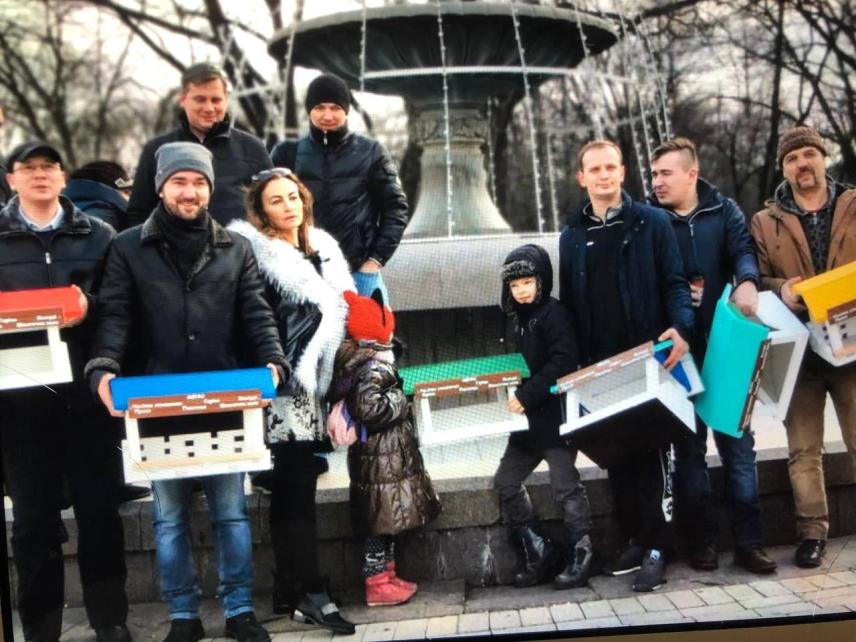 Фото 13 до новини Встановлення годівничок в парках та місцях відпочинку
