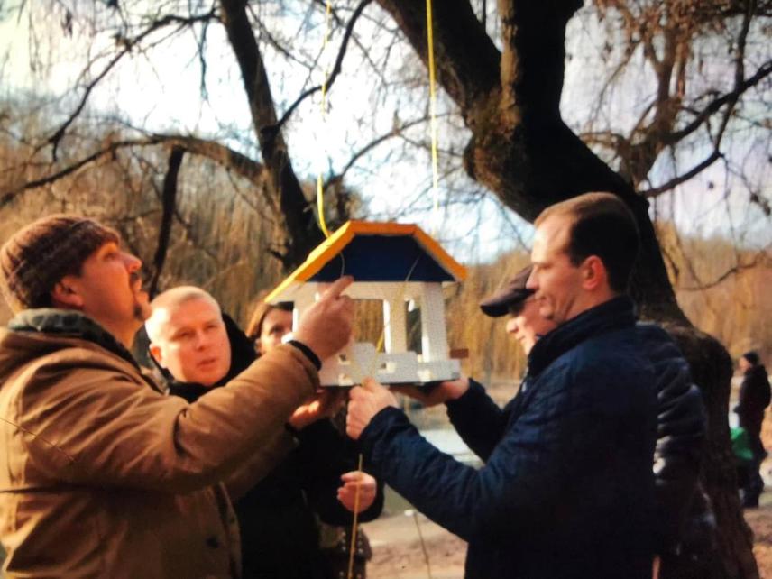 Фото 17 до новини Встановлення годівничок в парках та місцях відпочинку
