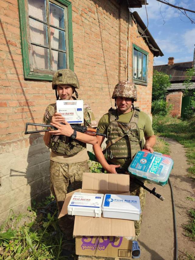 Фото 1 до новини Сьогодні незламні герої місця-фортеці Бахмут отримали аптечки та перев’язочні матеріали